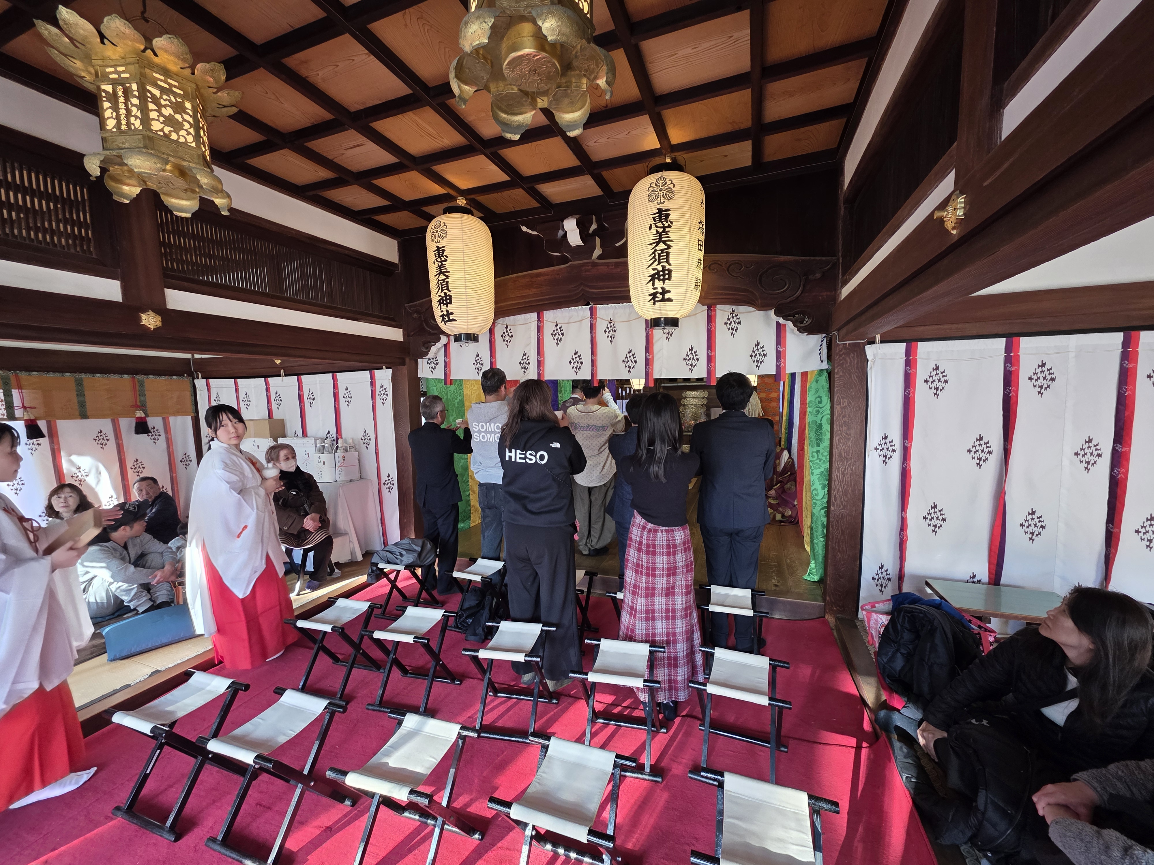 拝殿でご祈祷を受ける参拝者
